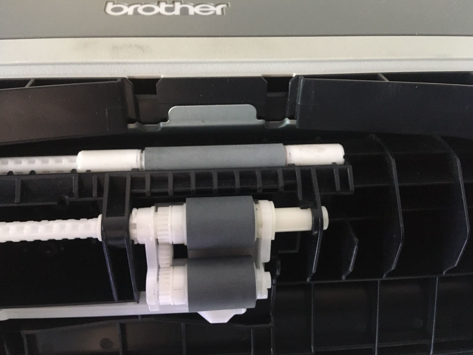 Лазерный принтер Brother не берет бумагу
